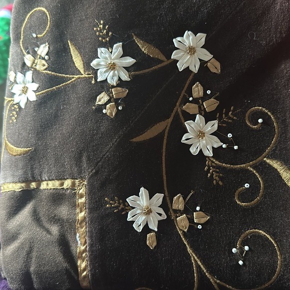 Golden Holidays 70 in.square tablecloth seats 4 to 6 - Picture 2 of 4